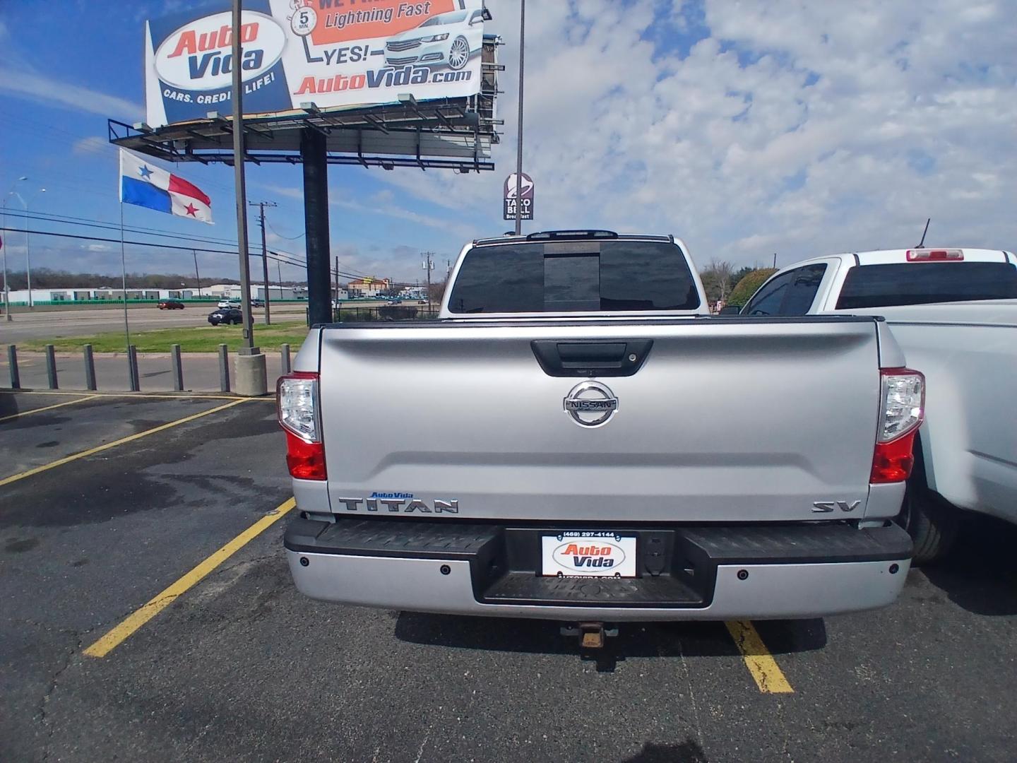 2017 SILVER Nissan Titan S Crew Cab 2WD (1N6AA1E68HN) with an 5.6L V8 DOHC 32V engine, 6A transmission, located at 420 I-35E, Lancaster, TX, 75146, (469) 297-4144, 32.593929, -96.823685 - Photo#4